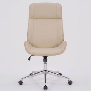 Peut inclure: Une chaise de bureau à dossier haut avec un revêtement beige et des coutures verticales. Elle présente une structure en bois courbé, une base en métal chromé à cinq branches et des roulettes noires. Un levier de réglage noir est visible.