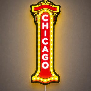 Op de afbeelding: Een neonbord in de vorm van de letter "I" met het woord "CHICAGO" in witte hoofdletters. Het bord heeft een rode achtergrond met gele en zwarte randen en is verlicht. Het bord is aangesloten op de muur.