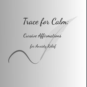 以下が含まれることがあります： 「Trace for Calm: Cursive Affirmations for Anxiety Relief」のテキストが入ったグレースケール画像。羽のイラストと曲線がデザインされており、すべてグレーの色合いで、グラデーションの背景になっています。