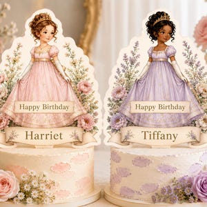 Könnte beinhalten: Zwei Tortenaufsätze zum Thema Prinzessin. Einer zeigt ein rosa Kleid und den Namen "Harriet", der andere ein lila Kleid und den Namen "Tiffany". Beide haben "Happy Birthday"-Banner und florale Akzente auf verzierten Kuchen.