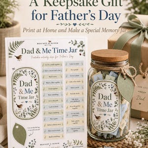 以下が含まれることがあります： 木製の蓋が付いた透明なガラス瓶に紙の短冊が入っており、Dad & Me Time Jarと書かれたラベルが貼られています。その横には、同じタイトル、アクティビティの短冊、葉の形をしたタグが印刷されたシートがあり、植物のイラストが描かれています。