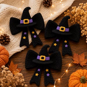 Puede incluir: Tres lazos para el pelo tejidos a mano, cada uno con un sombrero de bruja negro con una banda morada y una hebilla amarilla. Los lazos tienen largas colas negras decoradas con pequeñas flores bordadas en forma de estrella moradas y amarillas.