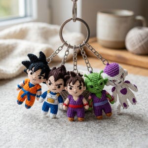 Può includere: Un portachiavi con sei personaggi di anime all'uncinetto. I personaggi sono in vari colori, tra cui arancione, blu, verde, viola e bianco. Ogni personaggio è attaccato a una catena d'argento e a un grande anello d'argento.