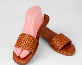 Marokkanische Berber-Sandalen aus naturbraunem Leder – Handgefertigte Sommerpantoletten für Damen