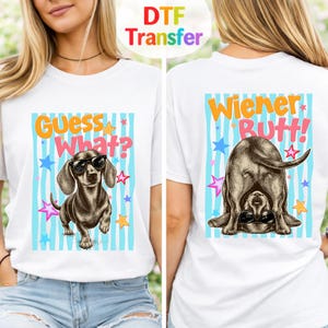 Peut inclure: T-shirt blanc avec un motif avant d'un teckel portant des lunettes de soleil, le texte "Guess What?" et des étoiles. Le dos présente un motif du derrière d'un teckel, le texte "Wiener Butt!" et des étoiles.