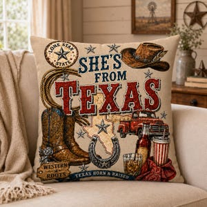 Könnte beinhalten: Ein beiges Zierkissen mit einem Grafikdruck, der den Text "SHE'S FROM TEXAS" und "WESTERN ROOTS TEXAS BORN & RAISED" zeigt. Das Design umfasst einen Cowboyhut, ein Lasso, Cowboystiefel, ein Hufeisen, einen roten Truck und einen Becher.