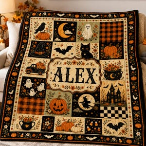 Pode incluir: Uma colcha retangular com tema de Halloween, apresentando um painel central na cor creme com o nome ALEX em letras pretas. A colcha é dividida em quadrados que exibem abóboras, fantasmas, um gato preto, uma bruxa e morcegos.