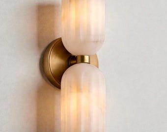Aplique de pared doble de latón hecho a mano con lámpara de alabastro natural / Aplique de pared de lujo de estilo moderno de mediados de siglo para dormitorio o pasillo.