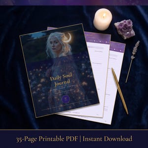 Pode incluir: Um Daily Soul Journal com um retrato de mulher e um design de lua na capa. O di&aacute;rio &eacute; acompanhado por duas p&aacute;ginas pautadas, uma caneta dourada, uma vela acesa e cristais de ametista. O texto "35-Page Printable PDF" est&aacute; na parte inferior.