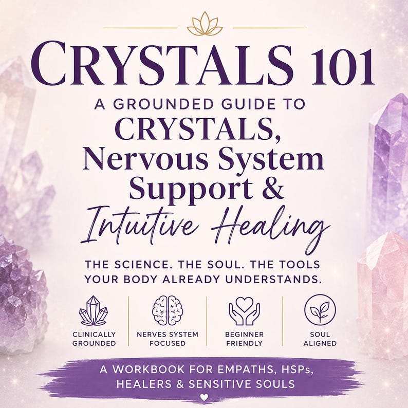 K&ouml;nnte beinhalten: Buchcover mit dem Titel "CRYSTALS 101" in Lila. Das Buch ist ein Leitfaden f&uuml;r Kristalle, Nervensystemunterst&uuml;tzung und intuitive Heilung. Das Cover enth&auml;lt Kristallillustrationen und den Text: "Ein Arbeitsbuch f&uuml;r Empathiker, HSPs, Heiler und sensible Seelen."