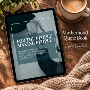 Peut inclure: Une tablette numérique affichant une couverture de livre intitulée For The People Making People, avec une photographie en noir et blanc de mains. Le texte inclut By: Writerreyes, 25 Quotes for Mothers Who Are Tired, In Love, Overwhelmed, Funny, Human, and Becoming Someone New.