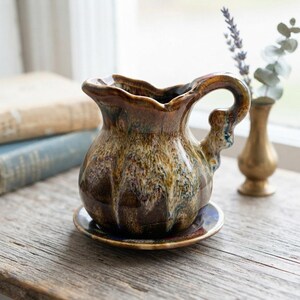 Vintage Hermitage Pottery Miniaturkrug/Teller mit Tropfglasurdekor