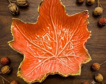 Plato de cerámica vintage de California con diseño de hoja de arce, color naranja coral con borde dorado, fabricado en EE. UU., número 727.