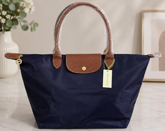 Borsa tote grande Longchamp in nylon blu navy, borsa a tracolla con finiture in pelle, borsa da viaggio pieghevole, borsa a mano leggera per tutti i giorni, idea regalo per donna.