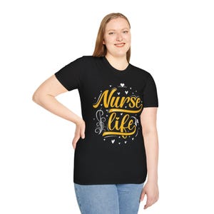 T-shirt met script voor verpleegster | Handbeletterde zorgkleding