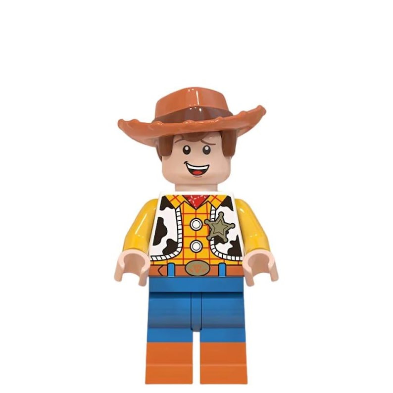 Puede incluir: Una minifigura de juguete de pl&aacute;stico que lleva un sombrero de vaquero marr&oacute;n, una camisa de cuadros amarilla con un chaleco con estampado de vaca, una insignia de estrella de sheriff plateada, pantalones azules y botas naranjas.