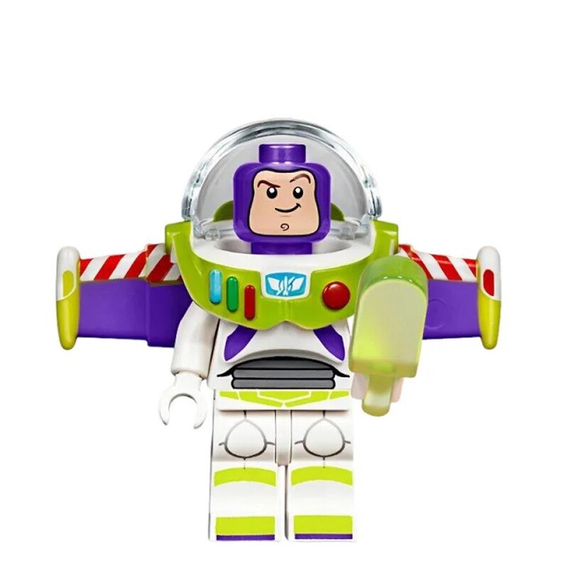 Puede incluir: Una minifigura LEGO de Buzz Lightyear con capucha morada, c&uacute;pula de casco de pl&aacute;stico transparente y traje espacial blanco con detalles en verde lima, morado y rojo. La figura tiene alas con rayas rojas y blancas y sostiene un polo verde transl&uacute;cido.