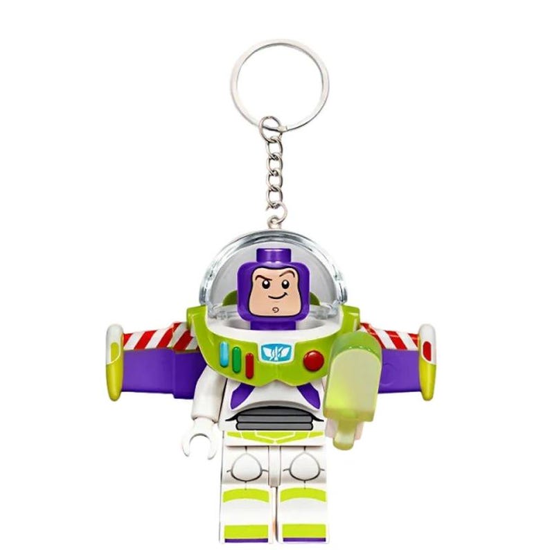 Puede incluir: Un llavero del personaje Buzz Lightyear que presenta una minifigura de pl&aacute;stico con un casco de c&uacute;pula transparente, alas de color morado y verde lima con rayas rojas y blancas, y un traje blanco. La figura tiene un accesorio verde y una anilla.