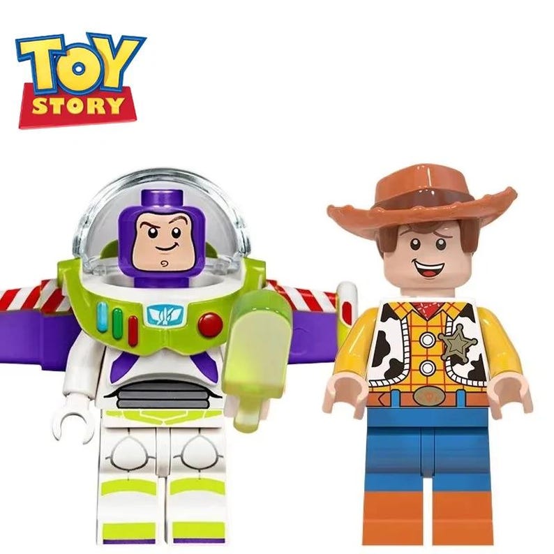 Puede incluir: Dos figuras de juguete de pl&aacute;stico que representan personajes de Toy Story. Una figura es un guardi&aacute;n espacial con traje blanco, verde y morado con casco transparente. La otra es un vaquero con sombrero marr&oacute;n, camisa amarilla y pantalones azules.