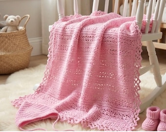 Conjunto para bebé niña que incluye una manta, patucos y un gorro.