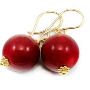 Pendientes de coral rojo con gotas redondas y suaves rellenos de oro de 14 k o plata esterlina. Diseño básico con gotas redondas y detalles de cuentas, sencillo y delicado para uso diario.