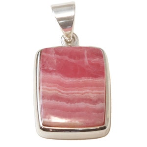 Könnte beinhalten: Ein silberner Anhänger mit einem rechteckigen, rosa und weiß gestreiften Edelstein.