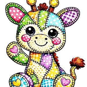 Peut inclure: Une illustration de girafe en patchwork coloré présentant divers motifs tels que des pois, du vichy et des couleurs unies. La girafe a de grands yeux noirs, des joues roses et des accents en forme de cœur sur ses pattes. Style cousu.