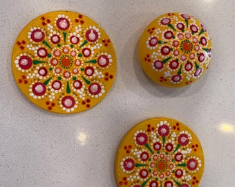 Juegos de posavasos con diseño de mosaico de puntos, piedra de cerámica y vela pequeña.