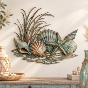 Pode incluir: Uma peça de arte de parede em metal com uma cena costeira, apresentando ervas altas, uma concha grande em forma de leque, uma concha espiral, uma estrela-do-mar texturizada e um dólar-da-areia em tons desgastados de azul, verde e bronze.