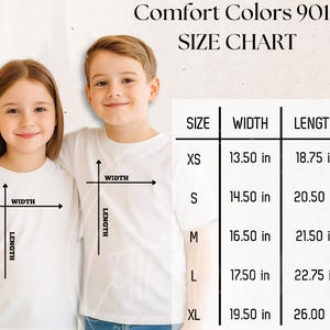 K&ouml;nnte beinhalten: Zwei Kinder in wei&szlig;en T-Shirts, mit einer Gr&ouml;&szlig;entabelle, die Ma&szlig;e in Zoll anzeigt. Die Tabelle enth&auml;lt die Gr&ouml;&szlig;en XS bis XL, mit Breiten von 34.29 cm bis 49.53 cm und L&auml;ngen von 47.63 cm bis 66.04 cm. Der Text "Comfort Colors 9018" steht oben.