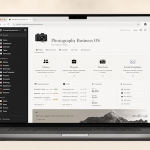 Op de afbeelding: Een laptop met een webpagina getiteld "Photography Business OS". Het scherm toont een dashboard met secties voor klanten, projecten, shotlijsten en e-mailsjablonen. De tekst "The best camera is the one that's with you" is zichtbaar.