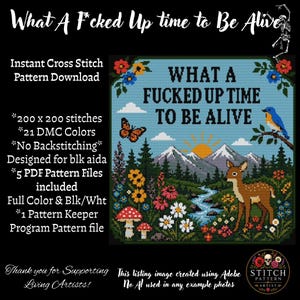 Könnte beinhalten: Ein Kreuzstichmuster mit einer Berglandschaft, einem Reh, einem blauen Vogel, Schmetterlingen, Blumen und Pilzen. Der Text lautet: What a f*cked up time to be alive. Das Design umfasst eine Sonne, einen Fluss und Tannen auf einem 200x200 Stichraster.