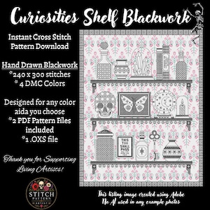 Op de afbeelding: Een blackwork kruissteekpatroon getiteld Curiosities Shelf Blackwork met drie planken vol objecten zoals een schedel, vlinder, kristallen, boeken en flessen. Het ontwerp bevat 240 bij 300 steken, 4 DMC-kleuren en de tekst This Too Shall Pass.
