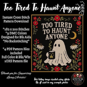 Può includere: Uno schema a punto croce con un fantasma che tiene una tazza con il testo Too Tired To Haunt Anyone, circondato da fiori rossi e fogliame verde su sfondo nero. Il disegno include una luna crescente gialla e misura 182 per 200 punti.