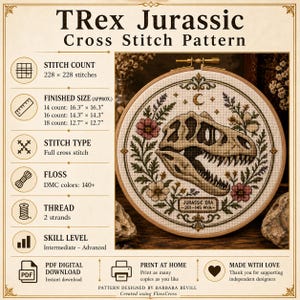 以下が含まれることがあります： 木製の刺繍枠に収められた、T-Rexの頭蓋骨と花柄のクロスステッチパターン。テキストには「T-Rex Jurassic Cross Stitch Pattern」と書かれています。完成サイズは約41.4cm x 41.4cm（14カウント生地）。
