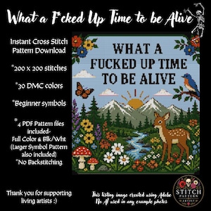 Könnte beinhalten: Ein Kreuzstichmuster mit einer Berglandschaft, einem Fluss, einem Reh, einem blauen Vogel, einem Schmetterling, Pilzen und Blumen. Der Text lautet: What a Fucked Up Time to be Alive. Das Design umfasst 200 mal 200 Stiche und 30 DMC-Farben.