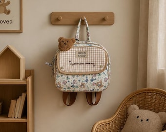 Mochila con estampado de oso floral / Mochila Montessori para niños pequeños en edad preescolar, tela de algodón, con un encantador diseño de peluche.
