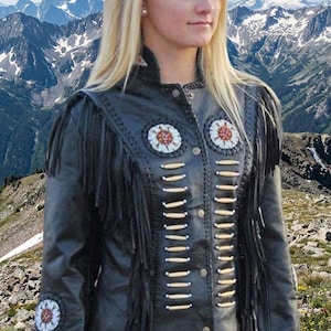 Jaqueta feminina de couro preto com franjas | Jaqueta estilo western com inspiração indígena, medalhões com miçangas e detalhe de barbatana de osso