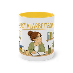 Könnte beinhalten: Ein weißer Keramikbecher mit gelbem Innenraum und Rand, verziert mit einer Cartoon-Illustration einer Person mit braunem Dutt und Brille, die in ein Notizbuch schreibt. Der Text SOZIALARBEITERIN ist in gelber Farbe darüber aufgedruckt.