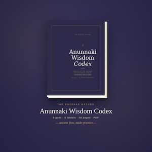Pode incluir: Um livro azul marinho intitulado "Anunnaki Wisdom Codex" com letras e detalhes dourados. A capa do livro apresenta um design minimalista. Abaixo do livro, o título é repetido com detalhes adicionais: 8 deuses, 8 tábuas, 59 páginas, PDF.