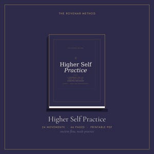 Może przedstawiać: Granatowy nadruk cyfrowy z tytułem "Higher Self Practice" i złotymi obramowaniami. Tekst zawiera "24 ruchy, 66 stron, PDF do wydruku, starożytny przepływ, wykonana praktyka". Tło jest ciemnoniebieskie ze złotymi wykończeniami.