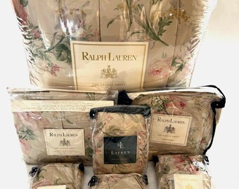 Juego de ropa de cama Ralph Lauren Floral THERESE tamaño King, nuevo en su empaque original. Incluye edredón, sábana, funda de almohada y faldón de cama.