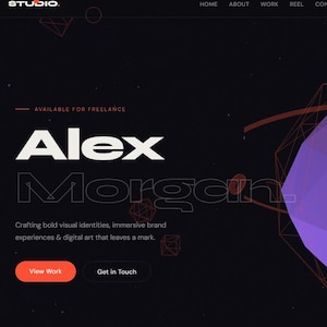 以下が含まれることがあります： 暗い背景のウェブサイトデザイン。大きな白い文字で「Alex Morgan」という名前が表示されています。紫とピンクの幾何学的な形が右側にあります。このウェブサイトはフリーランスサービスを提供し、「View Work」と「Get in Touch」のボタンがあります。