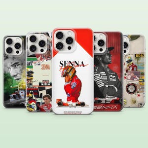 Puede incluir: Cinco fundas para smartphone con imágenes de Ayrton Senna. Los diseños incluyen un retrato, un collage de momentos de carreras, un piloto con traje rojo y casco, una foto en blanco y negro del piloto y un estampado con un casco y la bandera de Brasil.