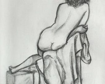 Donna seduta vista da dietro