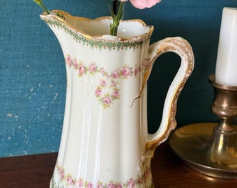 Antieke crèmekleurige Limoges-kan | Franse porseleinen vaas met roze rozenslinger c. 1903