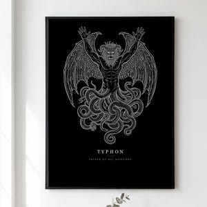 Może przedstawiać: Czarna oprawiona grafika ścienna przedstawiająca białą ilustrację liniową mitologicznej postaci Tyfona ze skrzydłami, rogami i dolną częścią ciała złożoną z wielu węży. Poniższy tekst brzmi TYPHON oraz FATHER OF ALL MONSTERS.