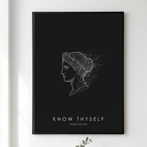Può includere: Una stampa artistica da parete rettangolare nera con un disegno a linee bianche di un busto classico di profilo che indossa una corona d'alloro. Sotto l'illustrazione, il testo recita "KNOW THYSELF" in inglese e "ΓΝΩΘΙ ΣΕΑΥΤΟΝ" in greco.