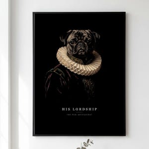 Könnte beinhalten: Ein gerahmter Porträtdruck eines schwarzen Mopses mit weißem, gerüschtem Kragen und dunkler Kleidung vor schwarzem Hintergrund. Unter dem Mops steht der Text HIS LORDSHIP THE PUG ARISTOCRAT in weißen Großbuchstaben auf schwarzem Grund.
