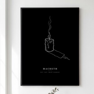 Puede incluir: Una lámina de arte enmarcada en negro con un dibujo lineal blanco de una vela derretida con llama y humo. Debajo de la vela, el texto dice MACBETH y OUT, OUT, BRIEF CANDLE! en letras mayúsculas blancas sobre un fondo negro sólido.